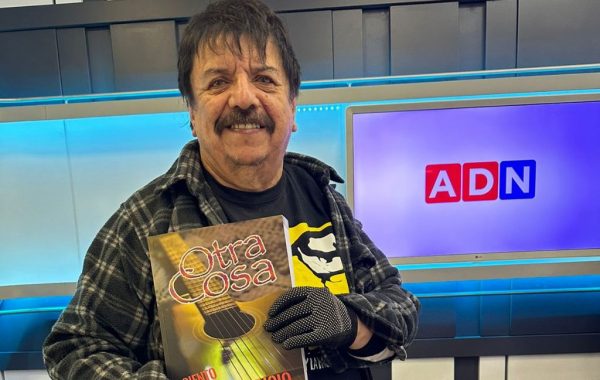 "Fue un ejercicio de memoria": Mauricio Redolés presenta su libro 'Otra cosa, siento tres canciones'