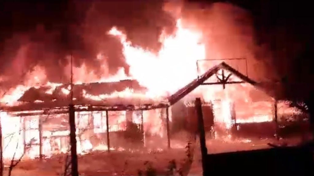 Ataque incendiario en La Araucanía destruye un colegio: profesor que vivía en casa colindante debió escapar por una ventana