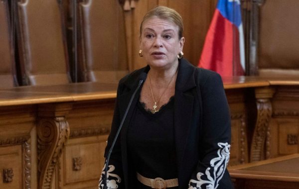 Presidente de la Corte Suprema habría exigido la renuncia de Ángela Vivanco tras dichos por fallo contra Isapres