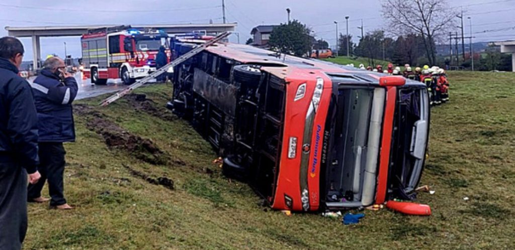 Se volcó: accidente de bus deja a cinco personas heridas en Puerto Montt