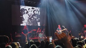 Con homenajes a Víctor Jara y Chris Cornell: Tom Morello deja caer su guitarra sobre Santiago una vez más