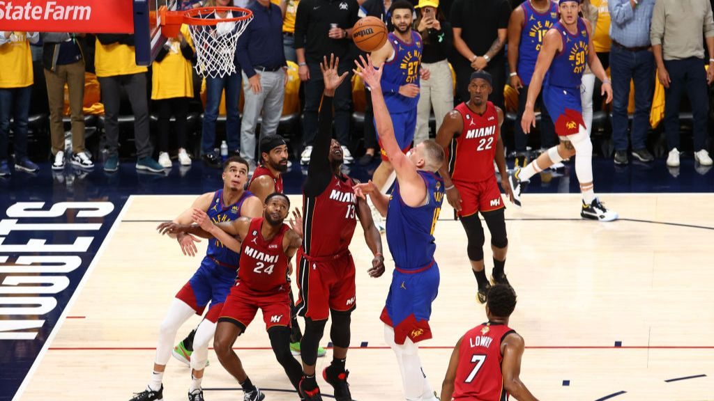Nikola Jokić lideró el triunfo de los Nuggets sobre los Heat en las Finales de la NBA
