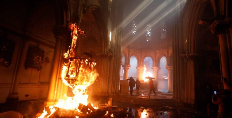 Estaba prófugo: detienen a sujeto imputado por el incendio a la Iglesia de Carabineros durante el estallido social