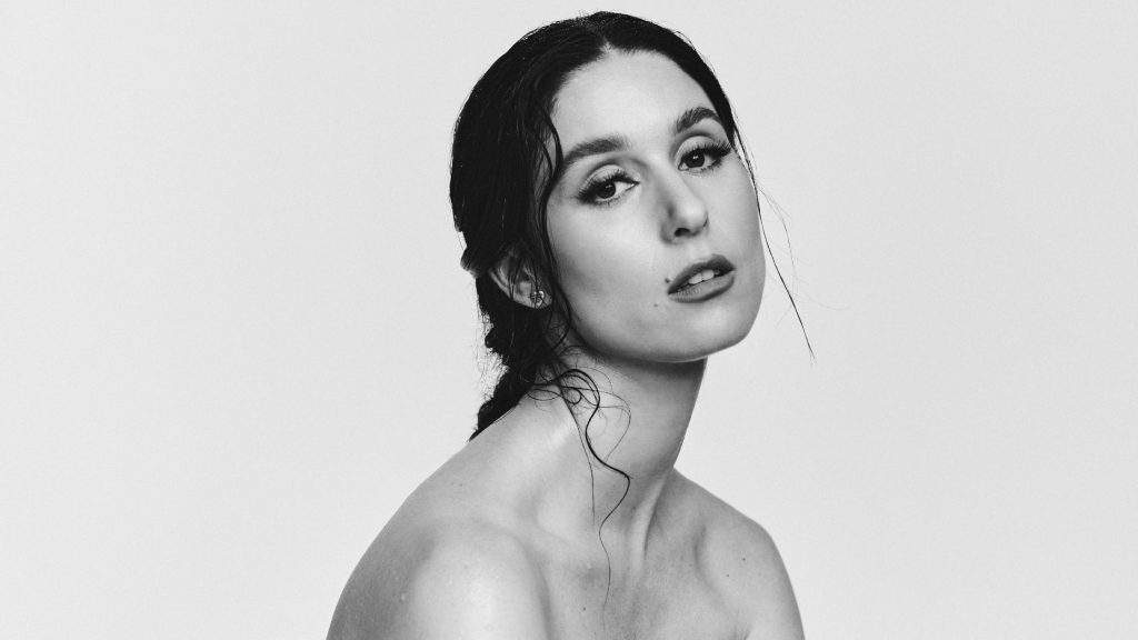 Francisca Valenzuela explora las rupturas amorosas en su sexto disco “Adentro”