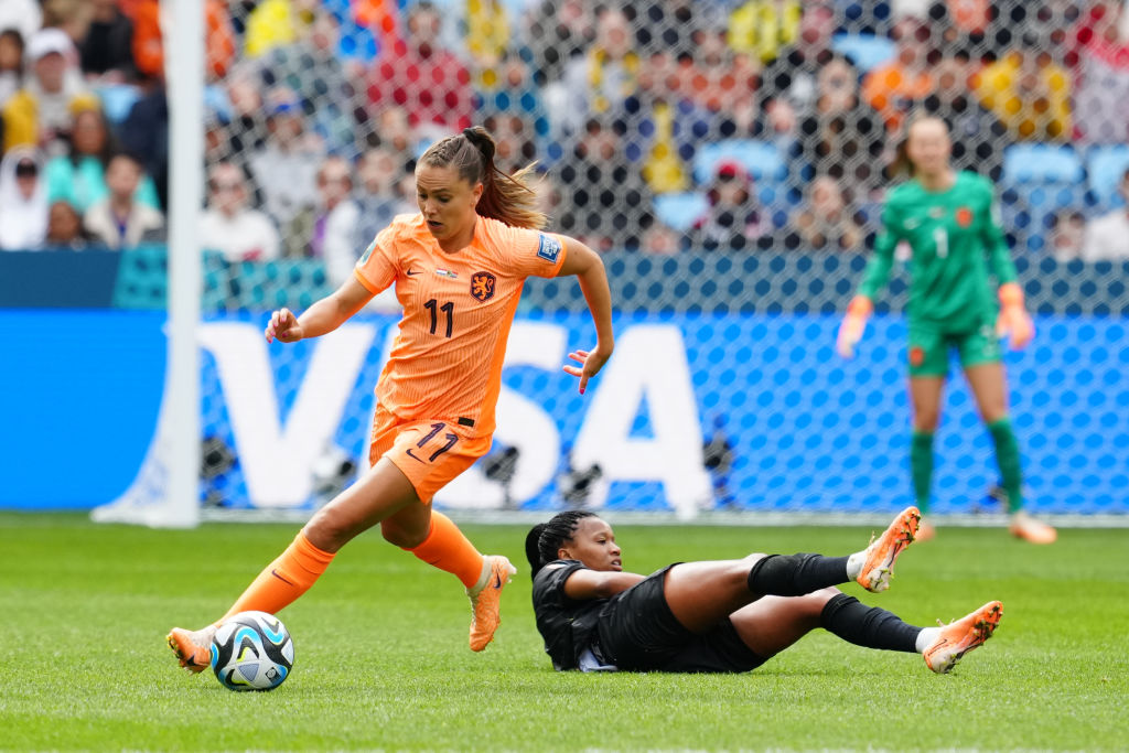 Martens de Países Bajos elude a rival de Sudáfrica en el Mundial Femenino