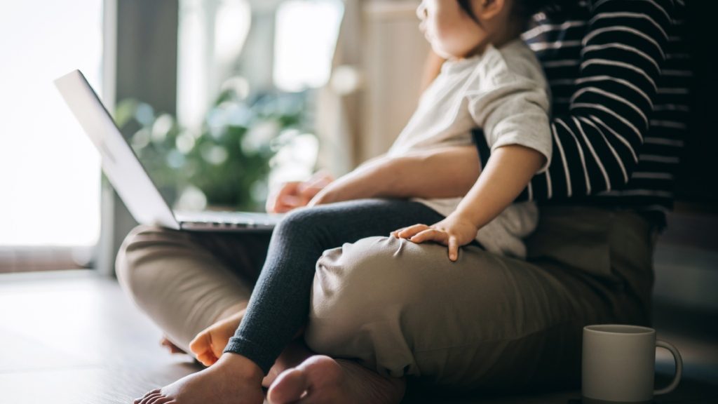 Abogada advierte: el fin de la alerta sanitaria pone en riesgo la continuidad del teletrabajo de madres que están al cuidado de sus hijos