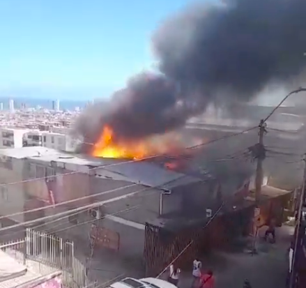Incendio moviliza a bomberos en Iquique: llamas afectaron una vivienda