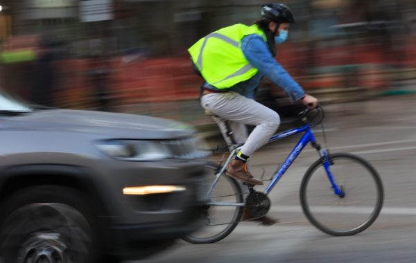 Insólito: delincuentes roban bicicleta a hombre desde vehículo en movimiento en Recoleta