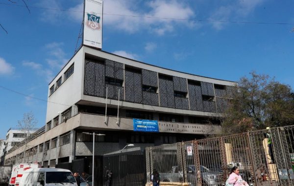 Estudiante del Instituto Nacional resulta con quemaduras graves por manipulación de bomba molotov durante enfrentamiento con Carabineros
