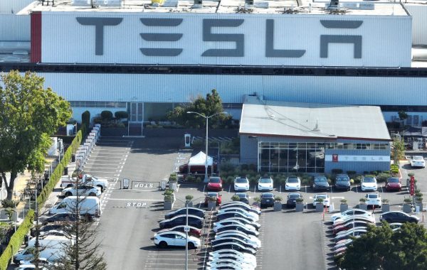 Trabajadores demandan a Tesla por racismo en California
