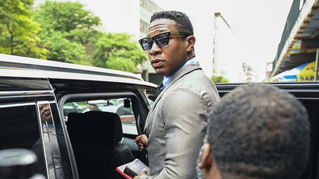 De villano a héroe: Jonathan Majors separa una violenta pelea
