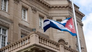 Cuba califica como "ataque terrorista" el lanzamiento de bombas molotov contra su embajada en Washington