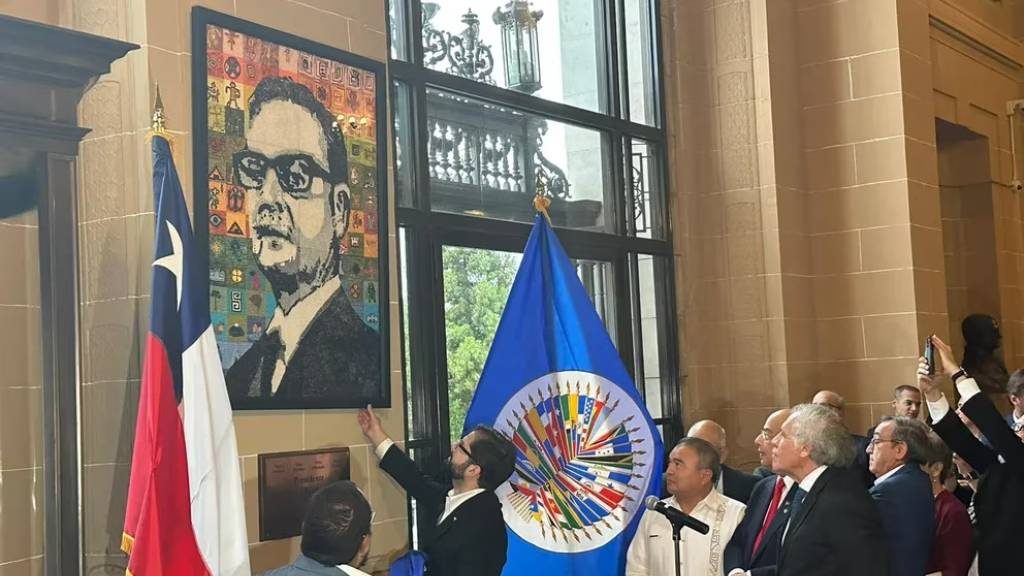 La OEA rinde homenaje a Salvador Allende con placa en la puerta principal de su sede en Washington