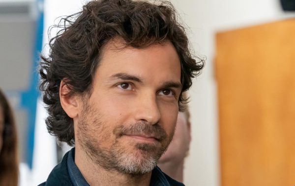 "El chileno ha sufrido mucho": Santiago Cabrera se refiere a su experiencia grabando "Historias de Golpe"