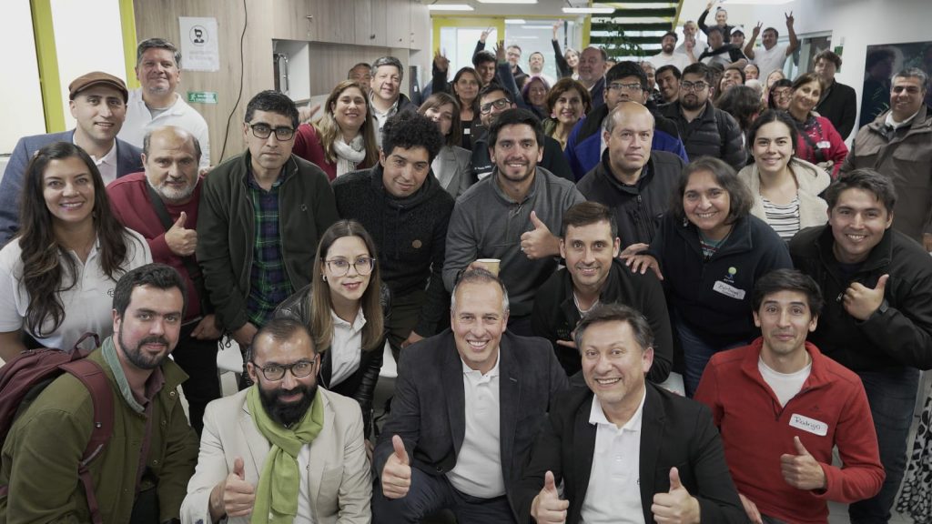 Ahora los profes de Academia de Emprendedores llevan sus clases a regiones de Chile