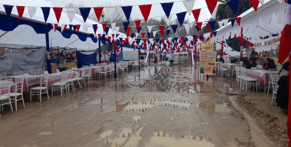 Fonderos de Talca bajo incertidumbre: denuncia que recinto facilitado por el municipio aún está afectado por las inundaciones