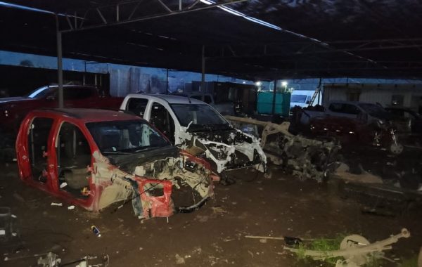 Encuentran cerca de 10 autos robados en parcela de Pudahuel: residentes fueron detenidos