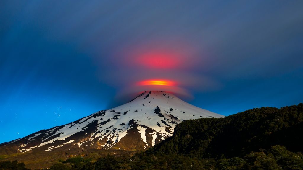Geólogo sobre Alerta Naranja para el volcán Villarrica: "El riesgo lo genera el ser humano al ponerse en un lugar de peligro"