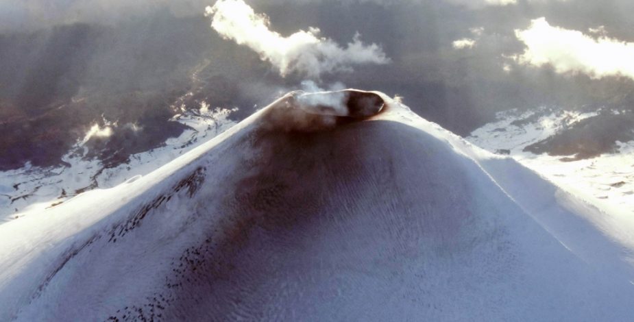 Tras Cogrid regional: mantienen Alerta Naranja por actividad del volcán Villarrica