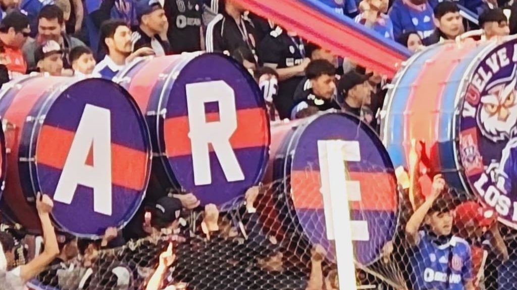 Hinchas de la U realizaron emotivo homenaje para Marcelo Díaz en medio del duelo ante el Audax