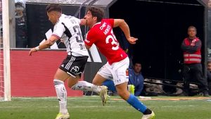 "La falta es fuera": la explicación del VAR para la principal polémica referil del triunfo de Colo Colo ante la UC