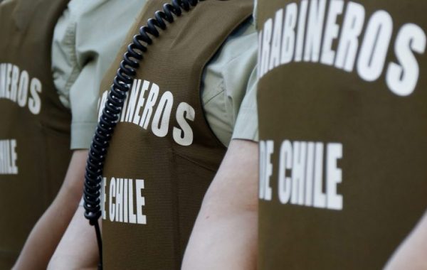 Carabineros instruye sumario tras confuso incidente que dejó dos funcionarios heridos a bala en comisaría de Santiago