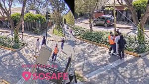VIDEO: cámaras de seguridad registran violento asalto grupal a un estudiante en Las Condes