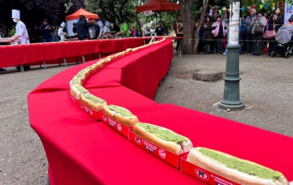 Joven detrás del "completo más largo del mundo" de Talca se defiende de los memes: "Se hizo el ruido que queríamos"