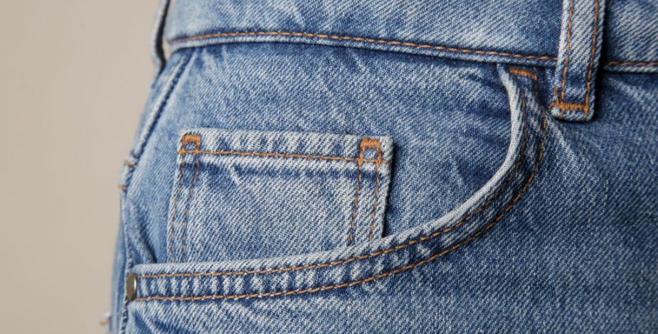 Para qué sirve el bolsillo más pequeño de los pantalones jeans y cuál es su origen