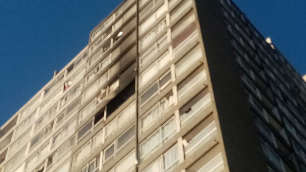 VIDEO | Scooter eléctrico que se estaba cargando explota y provoca incendio  en departamento en Santiago centro