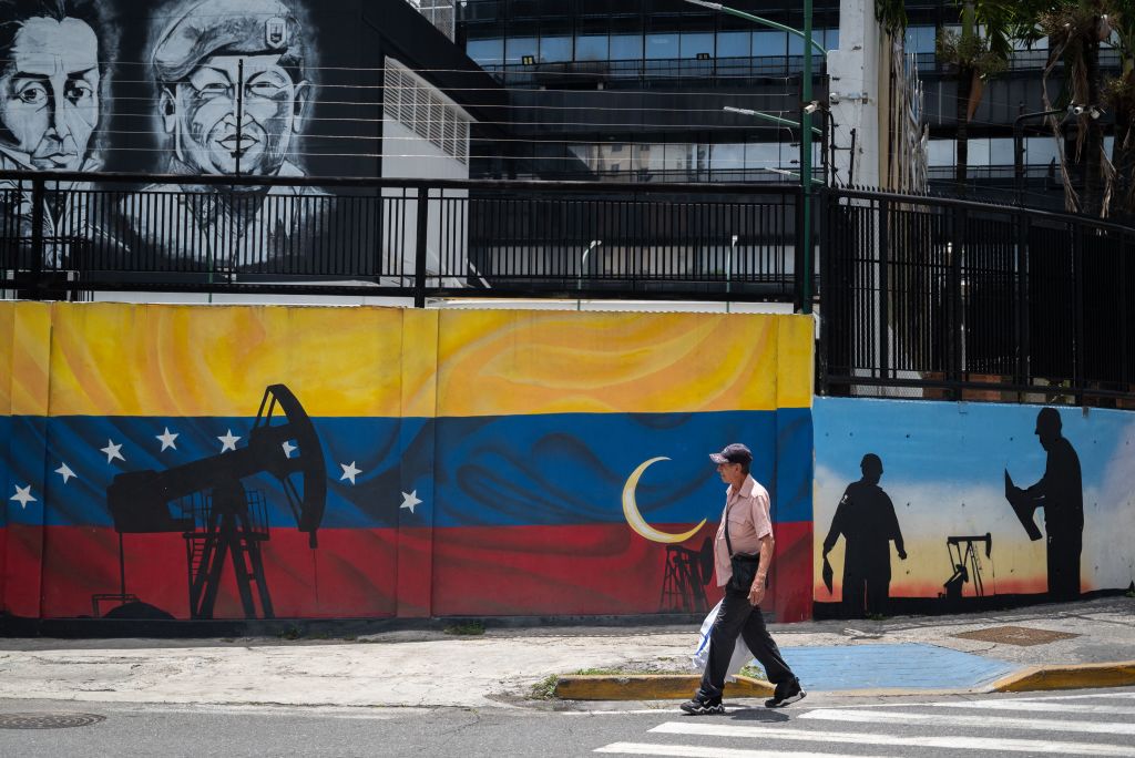 Un mural pintado en la sede central de PDSVA en Venezuela
