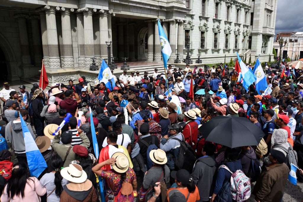 Protesta contra la fiscalía de Guatemala por querer impedir el nuevo gobierno