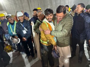India logra el rescate de 41 trabajadores atrapados en un túnel