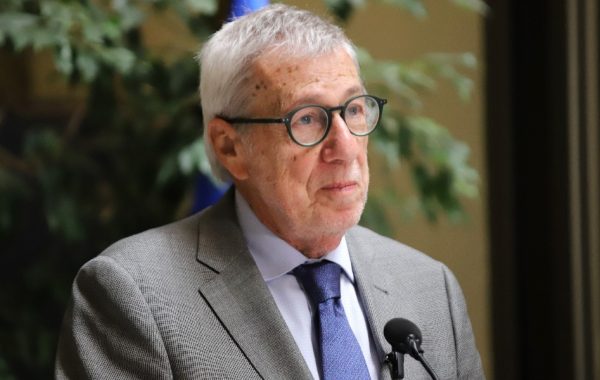 "Me da vergüenza": ministro Van Klaveren se refiere a demanda realizada por la exembajadora de Chile en el Reino Unido