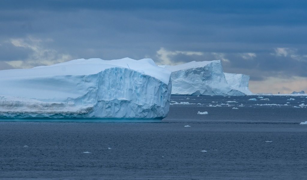 Iceberg más grande del mundo comienza a moverse a 30 años de su desprendimiento