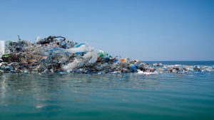 Podrían triplicarse al 2040: ONU reporta una alarmante cantidad de plásticos que llega a los océanos