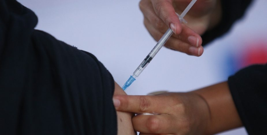 Nueva vacuna monovalente contra el Covid-19 llega a Chile: revisa cuándo debes vacunarte